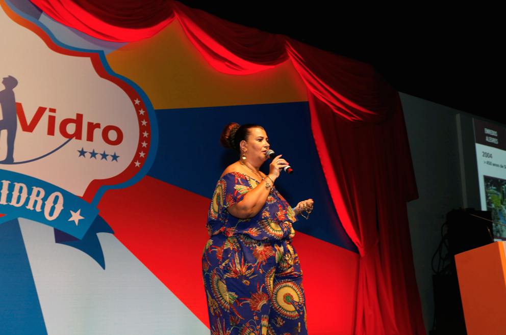 Solange Cruz fala sobre gestão e liderança durante a Simpovidro 2015, um dos mais importantes eventos vidreiros do mundo